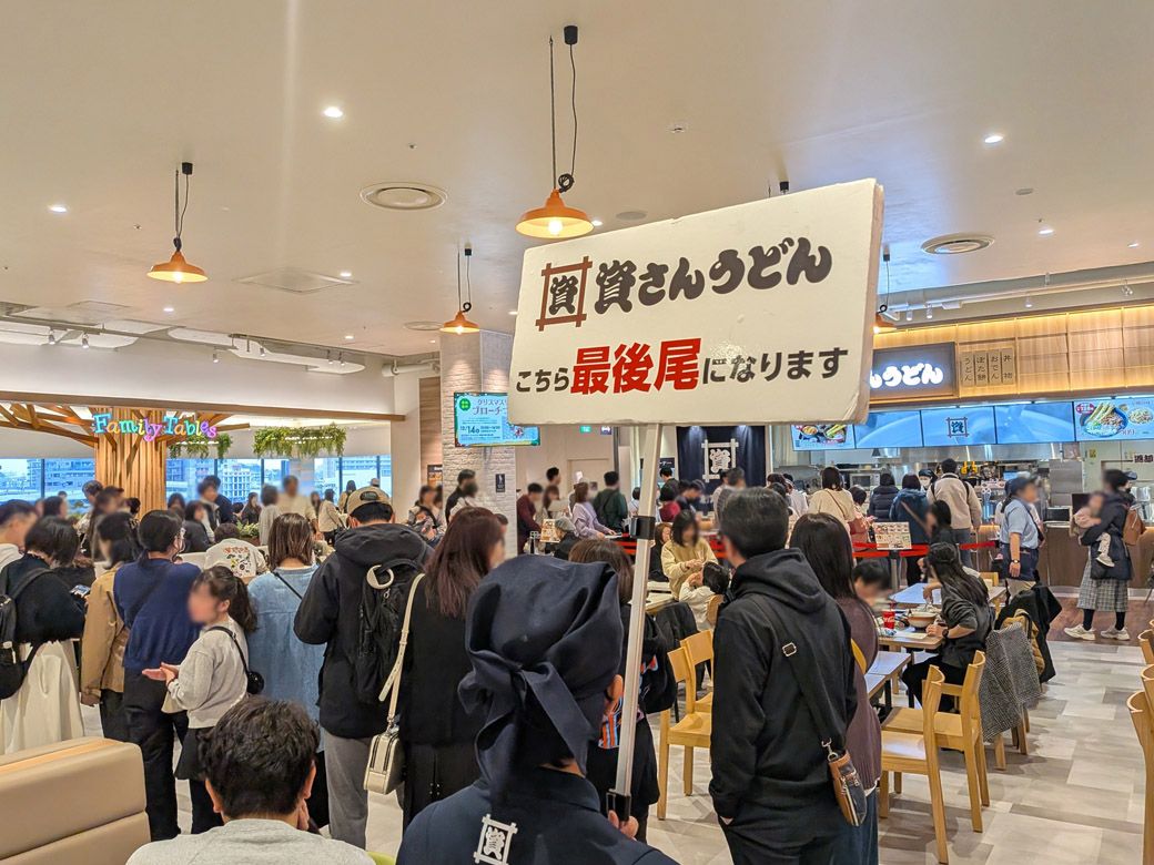 資さんうどんの店舗前の行列