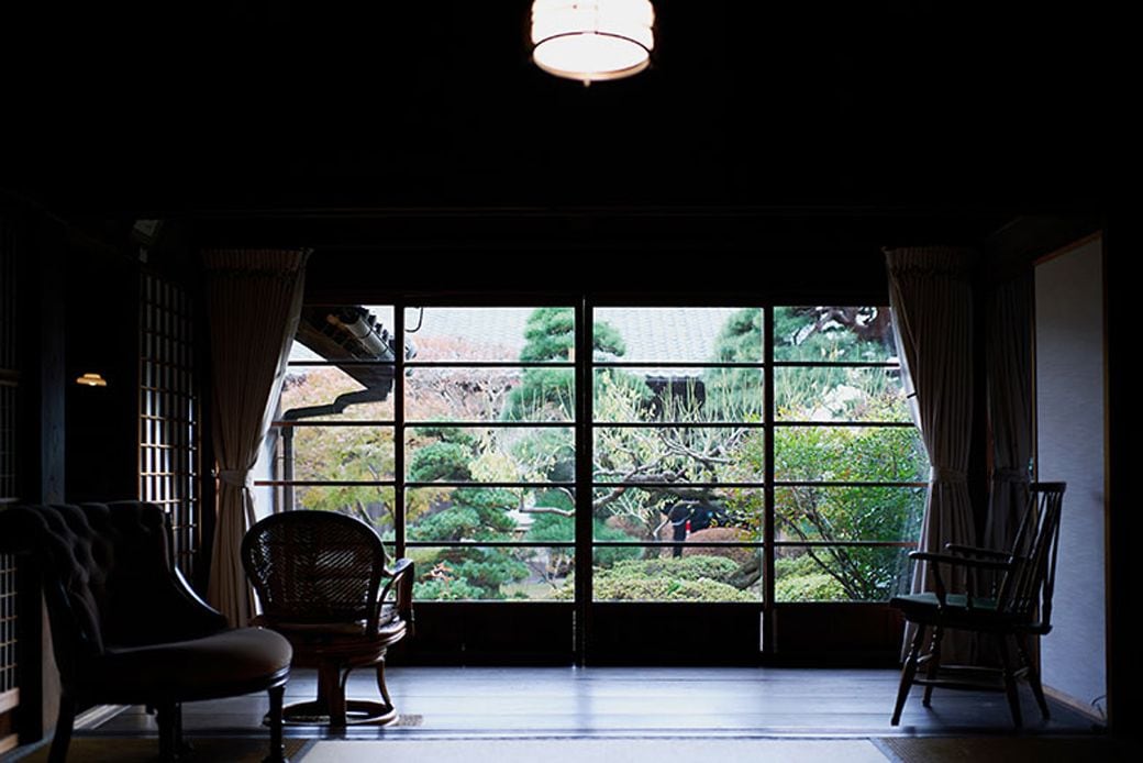 南側の広縁付きの座敷。部屋の雰囲気を壊さない家具を選んで置いている（写真撮影／相馬ミナ）