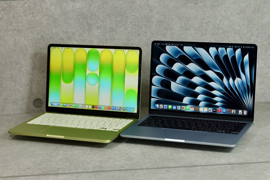 左がMacBook Neo、右がMacBook Air。微妙なデザインの違いで、キャラクターを生み出し続けているのが興味深い（写真：筆者撮影）