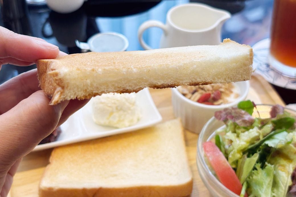 小倉トーストセットのパン。6枚切り程度の薄めの食パンは、サクッとした歯触りとしっかりした小麦の味が特徴（筆者撮影）