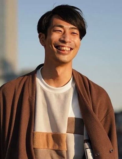 小泉志信（こいずみ・しのぶ）鎌倉市教育委員会教育総務課企画担当、一般社団法人まなびぱれっと 代表理事1996年生まれ。東京学芸大学教職大学院卒。教員1年目時に起業した「一般社団法人まなびぱれっと」を運営しながら教育現場で活躍。2023年度は板橋区立板橋第十小学校で1000人の大人と出会い人生設計を考える探究学習を実践