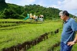 内灘町西荒屋区長の黒田邦彦さん。西荒屋公民館の裏手の公園は液状化で段差が生じた（撮影：筆者）