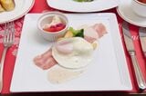 目玉焼きやブロッコリーを、お皿の周りにクープされたチーズソースと一緒にいただきます（筆者撮影）