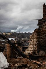 ロシア軍の砲撃で破壊された民家。着弾による煙が遠くに見える。1月20日、バフムート北部方面（写真：筆者撮影）