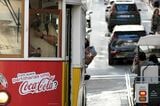 トラムを利用しているのはほとんどが観光客、右の車も観光用（筆者撮影）