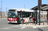 富岡駅前に停車する富岡町内の路線バス（筆者撮影）