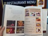 1Fロビーに置かれていたレストランのメニュー表。神戸牛ハンバーグは2420円（筆者撮影）