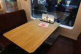 食堂車のテーブル席（4人がけ）（撮影：橋爪智之）