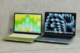 左がMacBook Neo、右がMacBook Air。微妙なデザインの違いで、キャラクターを生み出し続けているのが興味深い（写真：筆者撮影）