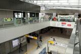 2階から見たコンコース（記者撮影）
