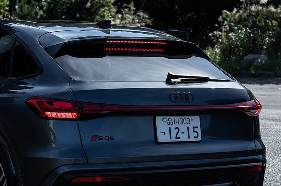 ハイマウントストップランプの光をリヤガラスに映し出すリヤウィンドウプロジェクションライト