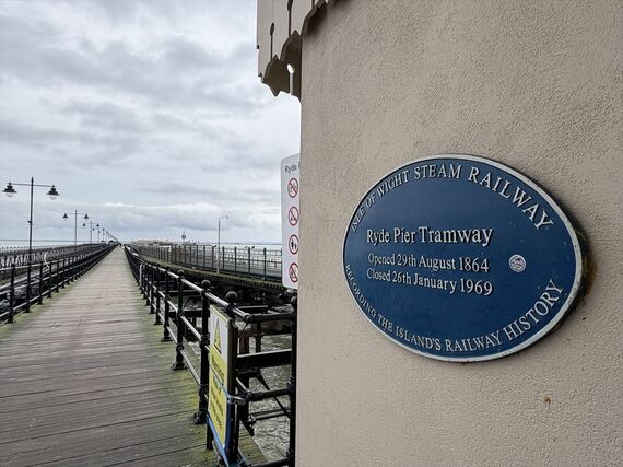 ライドピアトラムウェイ 線路跡 記念プレート