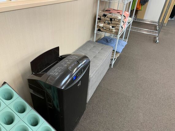 壁際に置かれた空気清浄機