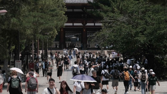 奈良の寺を行き来する観光客
