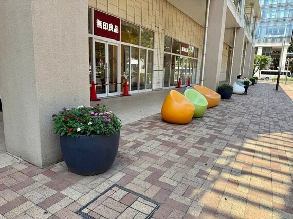 駅側に向いて置かれているイス