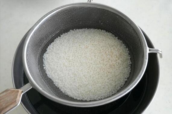 コメを水に浸す