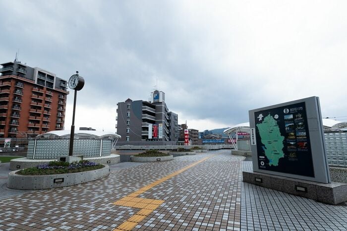 こちらは駅直結のペデストリアンデッキ。下には