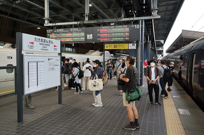 人の姿が減らない対面乗り換えの武雄温泉駅