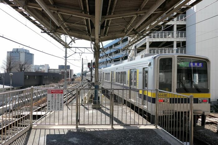 単線の線路へ入っていく