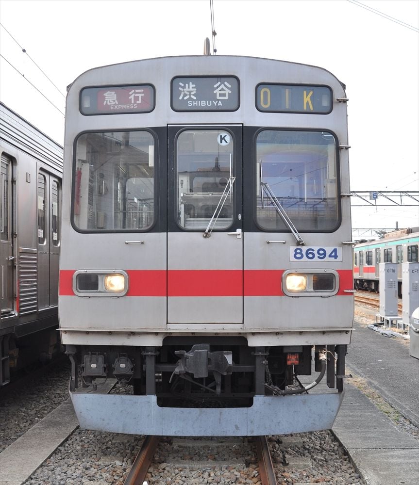 やや「下ぶくれ」の8590系（記者撮影）
