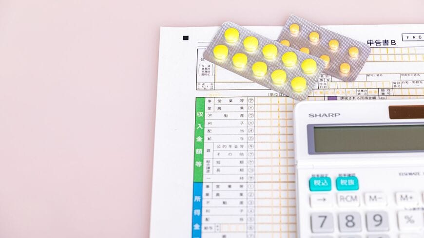 医療費控除には2種類あるので、どちらか有利なほうを選んで申告しましょう（写真：K@zuTa／PIXTA）