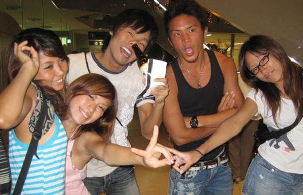 大学時代に所属していたサーフィンサークルの合宿にて（写真：週刊女性PRIME）