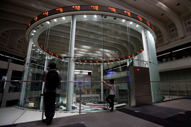 　２月２６日、東京株式市場で日経平均株価は、続落。写真は２０１８年１０月撮影（２０２０年　ロイター／ISSEI KATO）