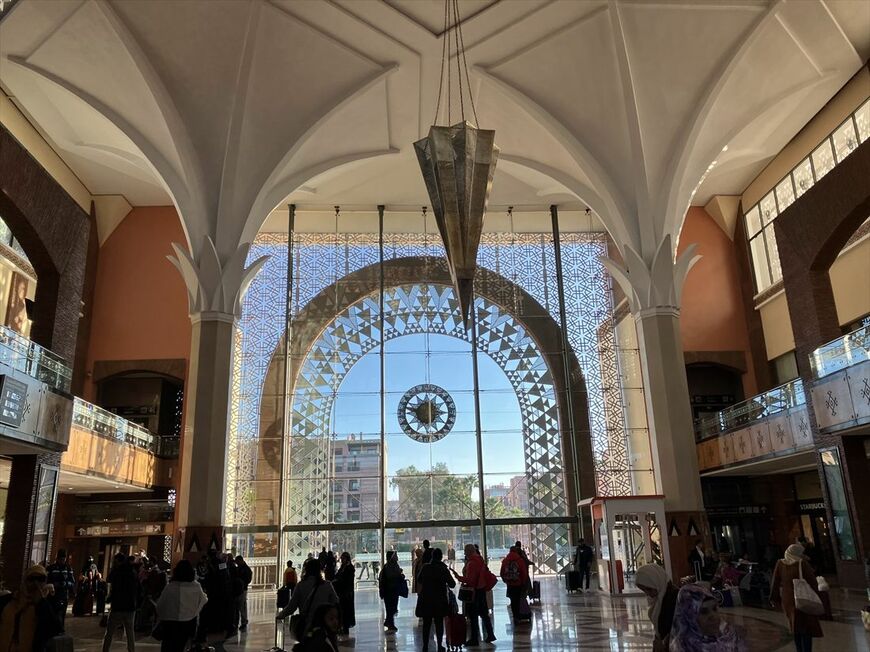 イスラム風の意匠が美しいマラケシュ駅（筆者撮影）