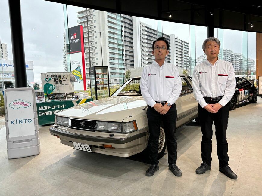 ソアラと取材協力していただいた埼玉トヨペット浦和美園支店GR Garageの本間拓氏と川尻正氏（筆者撮影）