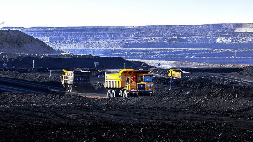 中国の石炭生産量は4年連続で40億トンを超えた。写真は新疆ウイグル自治区の露天掘り炭鉱（国家能源集団のウェブサイトより）