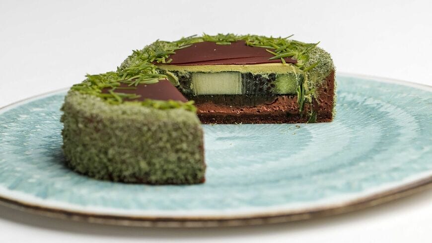 シーベジタブルがサロン・デュ・ショコラ2023で販売した「すじ青のりのチョコレートケーキ」3000円。チョコレートビスキュイやチョコレートムースに、青のりガナッシュ、キウイフルーツ、青のりチョコレートキャラメルクリームなどが層になったケーキ（写真：シーベジタブル）