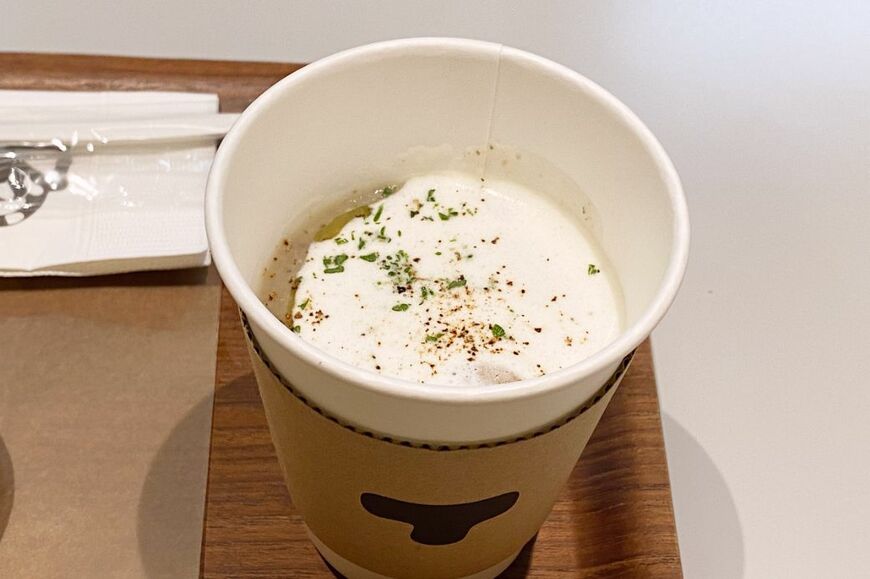 紙コップのスープは、とろりと濃厚なきのこポタージュでした（筆者撮影）