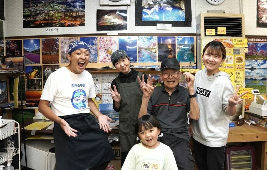 左から多田良平さん、佐栄子さん、平井外澄さん、彩乃さん。ひ孫で看板娘のさくらこちゃんも一緒に（写真：筆者撮影）