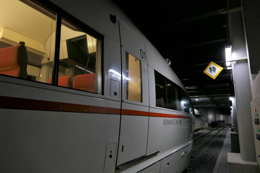 小田原寄りの先頭車と特急の停止目標（記者撮影）