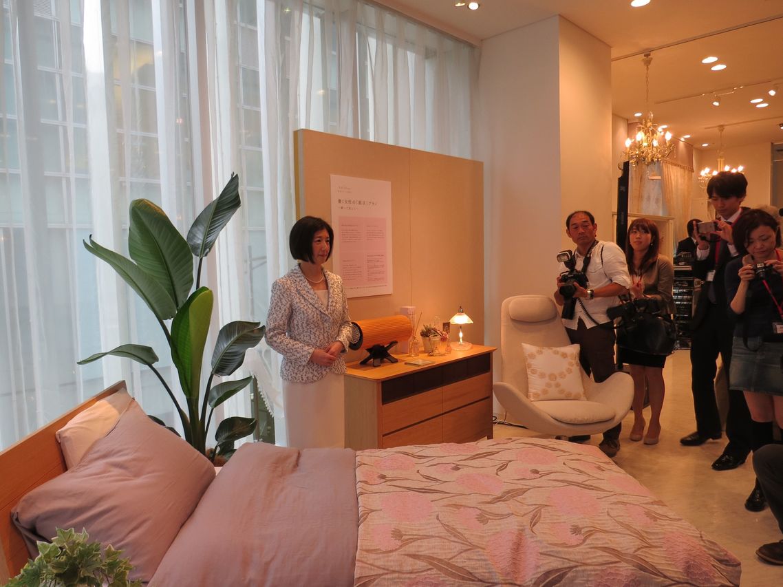 5月29日、銀座本店のリニューアルを久美子社長が説明