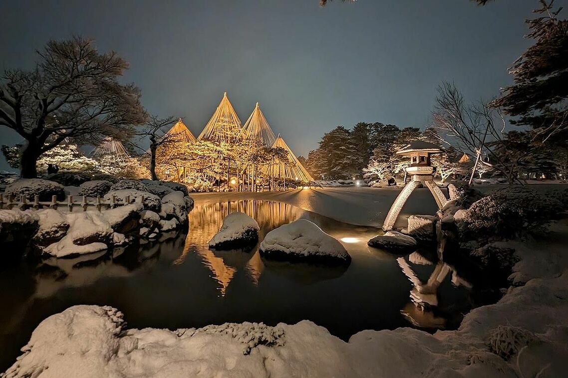 雪景色のなか、ライトアップされる「日本三名園」のひと