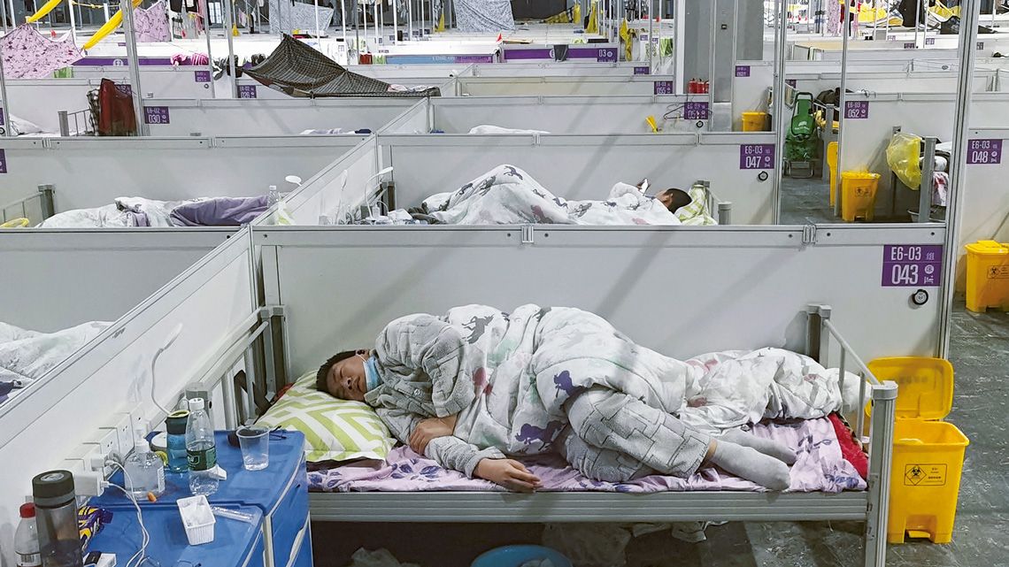 ベッドがずらりと並ぶ集団療養施設の新型コロナ患者たち