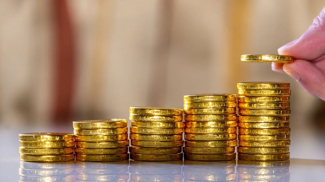 右上がりに積み上がるコイン