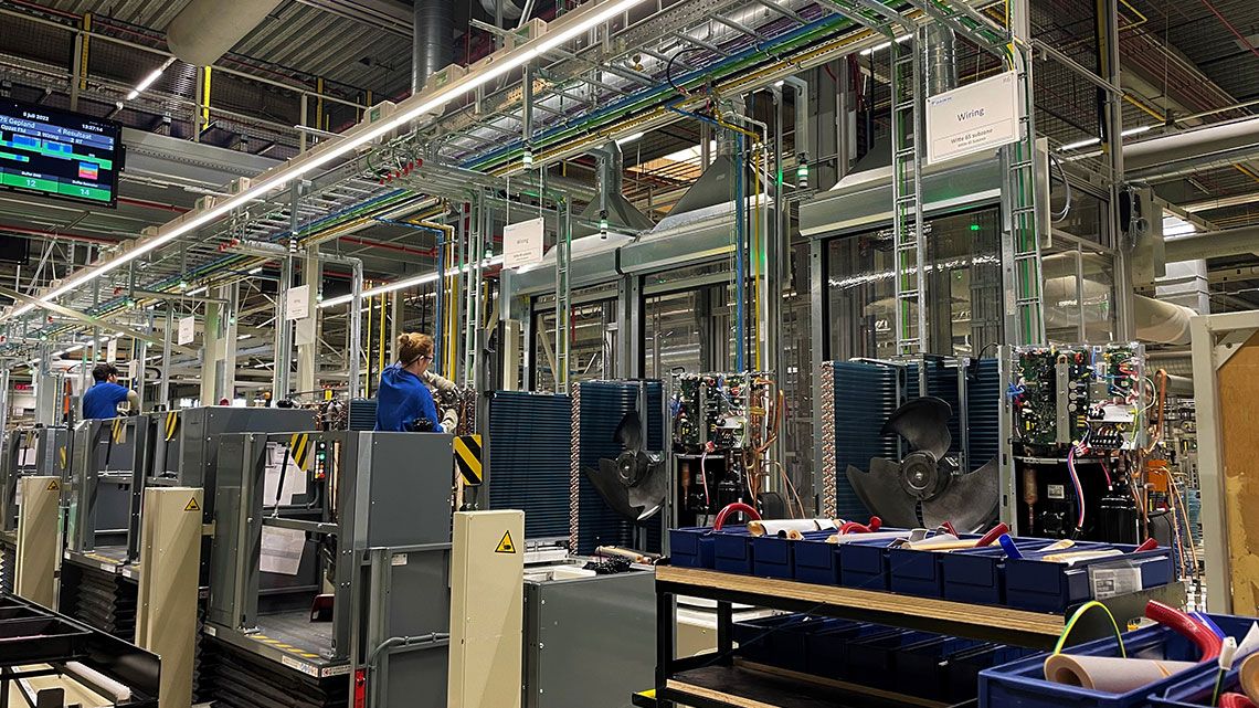 ダイキン工業・ベルギー生産拠点でのヒートポンプ給湯暖房機器の生産ライン
