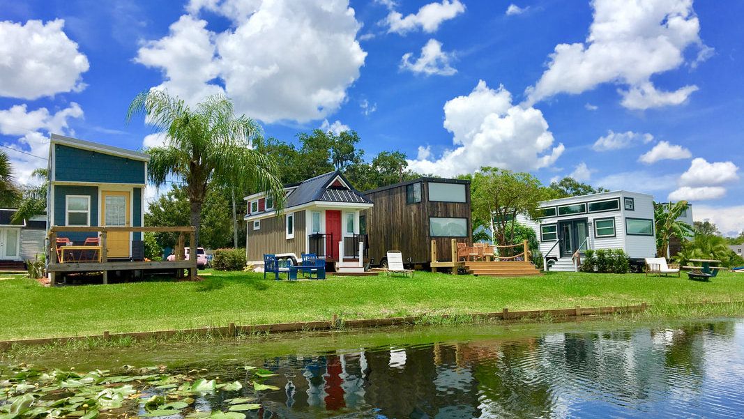アメリカでは、タイニーハウスと呼ばれる極小住宅がじわりと人気を集めている。写真はフロリダ州にあるタイニーハウス・コミュニティ「オーランド・レイクフロント」（写真：アダム・マネーさん提供）