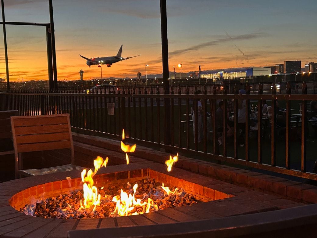 ロサンゼルス国際空港近くの「プラウドバード」。着陸機を眺めながら飲食できる（筆者撮影）