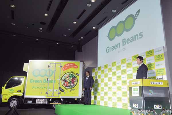 CFCで稼動する集荷ロボット（右下）はイオンと提携するイギリスのオカドが提供する（写真：梅谷秀司）