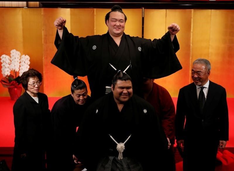 稀勢の里が横綱昇進､19年ぶり日本出身横綱 1998年の若乃花以来 | 政治