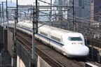 京都を発車して東京へ向かう700系
