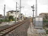新金線の線路は複線敷地の東側（右）に敷設されているが高砂踏切付近は西側（左）に移設されている（編集部撮影）