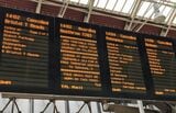 亀裂トラブルが発見された直後のロンドン・パディントン駅の発車案内。運休（Cancelled）の列車が目立つ（筆者撮影）