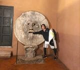 お気に入りのYONEXを着ている筆者。2024年12月にはこの格好でイタリア→バチカン市国→ラトビア→エストニア→フィンランド→スペインを1人旅した（筆者撮影）