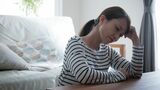 わが子の不登校に直面したとき、親も悩み苦しんでいます（写真：プラナ／PIXTA）