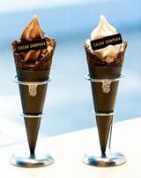 日本上陸以来の鉄板商品がチョコレートソフトクリーム。本格チョコレートを使いながら、夏場に合わせさっぱりとした味わいに調整されている（撮影：今井康一）