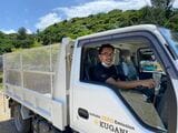 今帰仁のクガニファームで農場長としてトラックを運転しているベンビー（写真:ベンビー提供）
